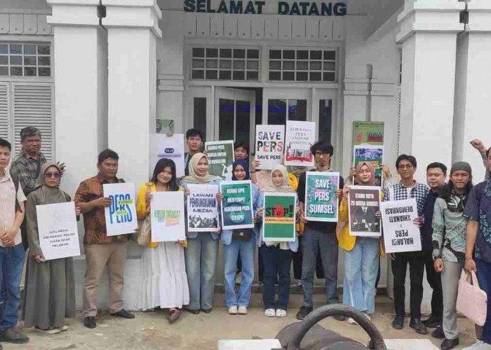 Aksi Mahasiswa Warnai Sidang Gugatan 25 Media di Palembang, Serukan Tolak Pembungkaman Pers