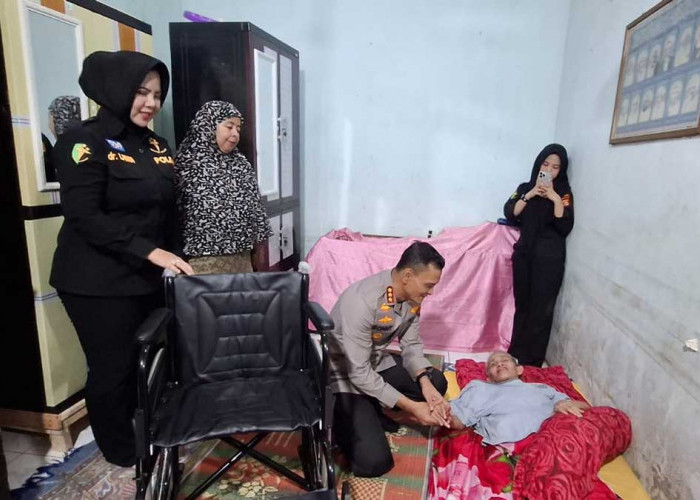 Bantu Pasien Penyakit Kronis, Kapolrestabes Palembang Salurkan Kursi Roda Gratis Lewat Program Sejati