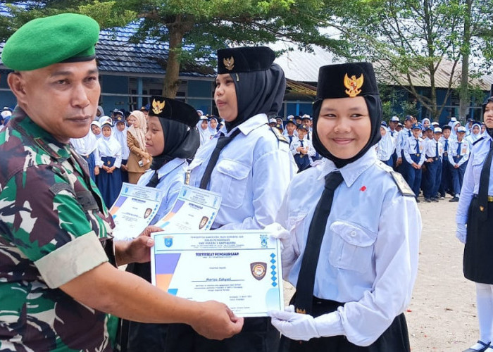 Danramil Kayuagung Melantik Anggota Paskibra SMPN 3 Kayuagung