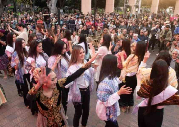 WOW! Finalis Miss World Peru 2024 Ramai-ramai Pakai Batik Karya UMKM Indonesia 