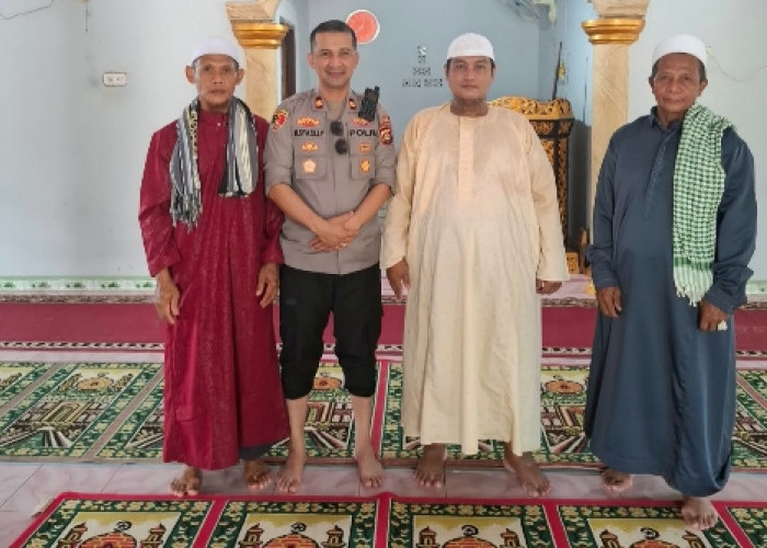 Pererat Silaturahmi, Kapolsek Plakat Tinggi Sambangi Tokoh Agama Desa Sialang Agung