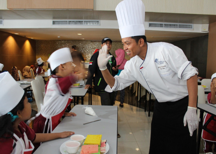 Kreasi Hias Mini Tumpeng Meriahkan HUT ke-8 Hotel Santika Radial Palembang