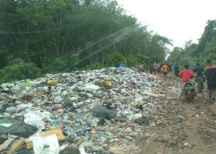 Tumpukan Sampah di TPA Sidomulyo Banyuasin Meluber Ke Jalan