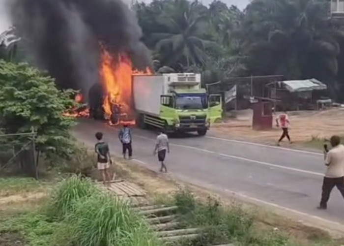 Mobil Tangki Muatan Minyak Terbakar di Bayung Lencir, Jalintim Betung-Jambi Macet Panjang