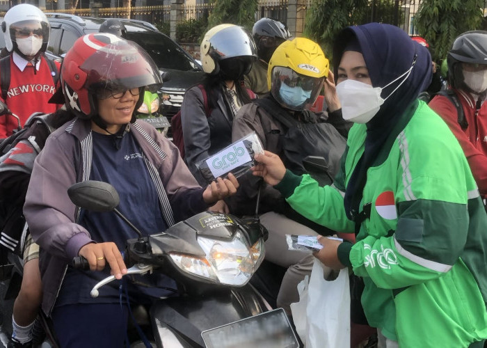 Kabut Asap Kian Meresahkan Warga, Mitra Pengemudi Grab Bagikan Ribuan Masker