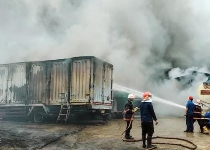 Puluhan Mobil Pemadam Kebakaran Dikerahkan, Api Berhasil Dipadamkan