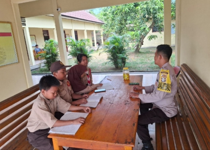 Wujudkan Polisi Sahabat Anak, Bhabinkamtibmas Polsek Plakat Tinggi Ajak Siswa SD Berdialog