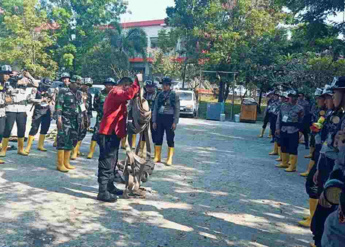 Praktek Langsung Pegang Alat Pemadam Kebakaran, Terlihat Antusias Personel TNI-Polri Ikuti Latihan