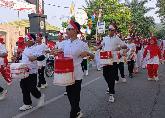 Aksi Stomp Percussion Siswa SMPN 9 Lahat Pakai Ember Bekas Curi Perhatian Penonton Karnaval HUT ke-81 RI