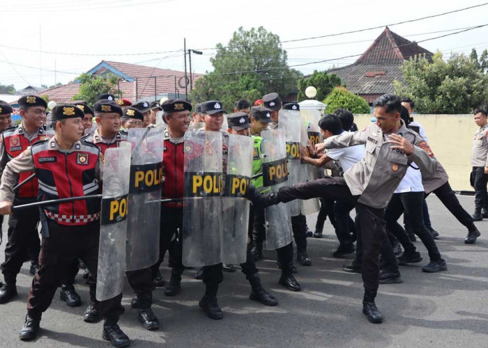 Mapolres Lahat Mendadak Ramai, Personel Bersenjata Lengkap Lakukan Simulasi Pengendalian Massa
