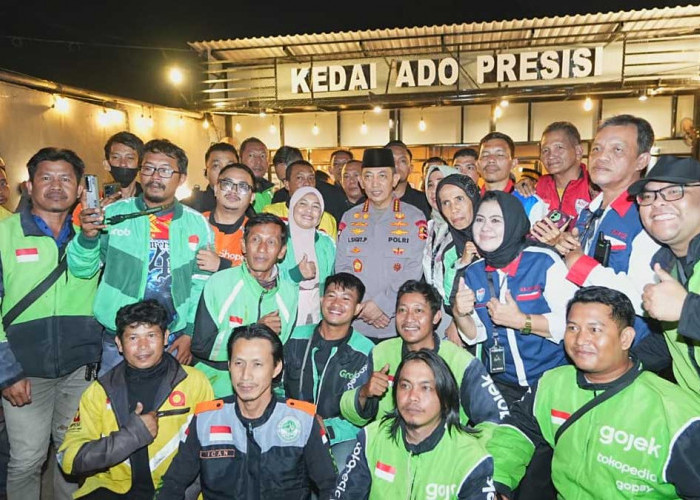 Tanpa Protokoler Kaku, Kapolri Jenderal Listyo Sigit Nongkrong Bareng Driver Ojol di Kedai Ado Palembang