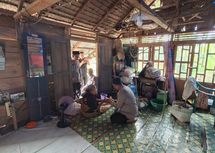 Kapolsek Tanjung Raja Beri Santunan untuk Warga Korban Pohon Tumbang