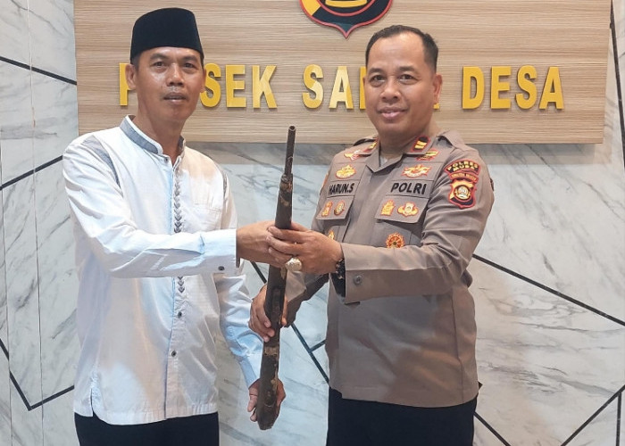 Sinergi Polisi dan Pemerintah Desa, Senpira Diserahkan ke Polsek Sanga Desa