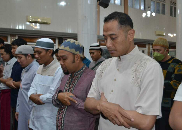 Dirsamapta Polda Sumsel Salat Bersama di Masjid Darul Ridhwan
