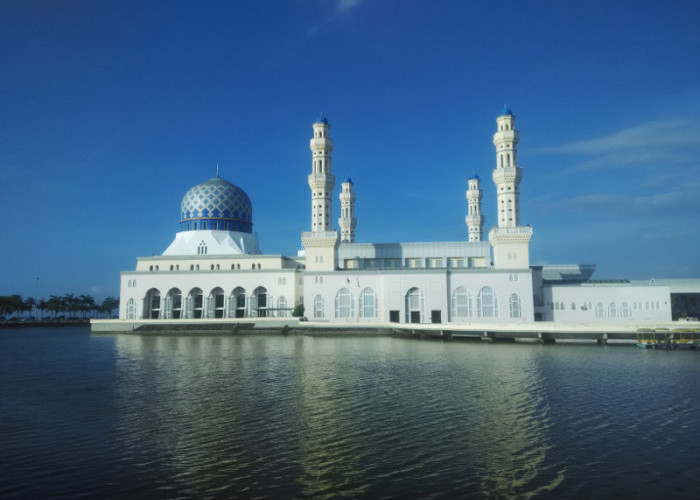 Anggaran Hanya Rp500 Juta, Masjid Ini Dibangun di Tengah Lautan, Kok Bisa?