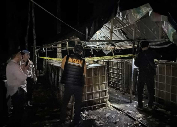 Digerebek Saat Patroli Malam, 2 Lokasi Penyulingan Minyak Ilegal di Muba Diobrak-Abrik Polisi