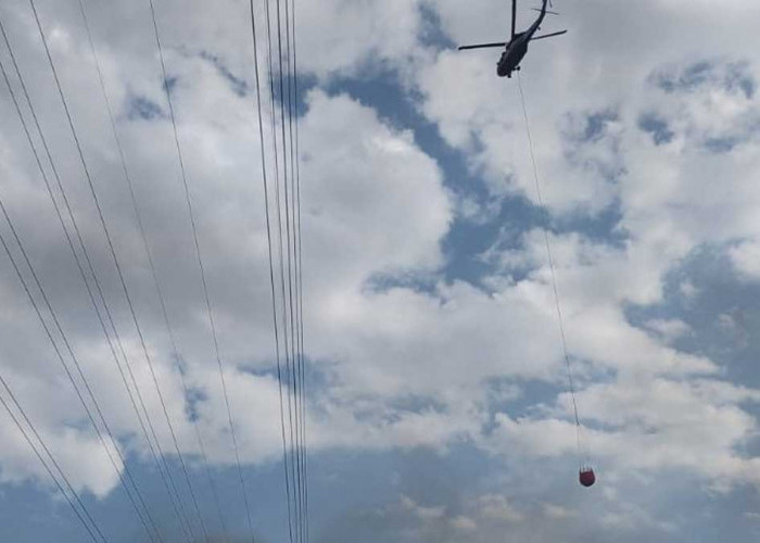 Geger 3 Hektar Lahan di Pemulutan Menghitam, Helikopter Raksasa Turun Tangan Jinakkan Si Jago Merah