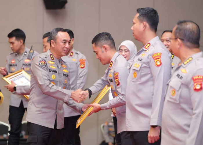 Kapolda Sumsel Irjen Pol Sandi Nugroho Serahkan Penghargaan WBK dan Pelayanan Publik Prima ke 11 Satker