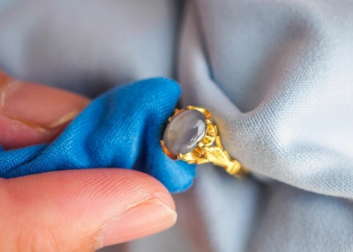 Cara Praktis Bersihkan Sendiri Perhiasan Emas di Rumah 