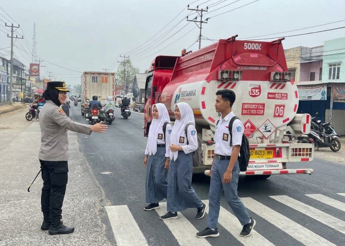 Bikin Salut! Kapolres Ogan Ilir Turun ke Jalan, Pastikan Pelajar Aman Menyeberang