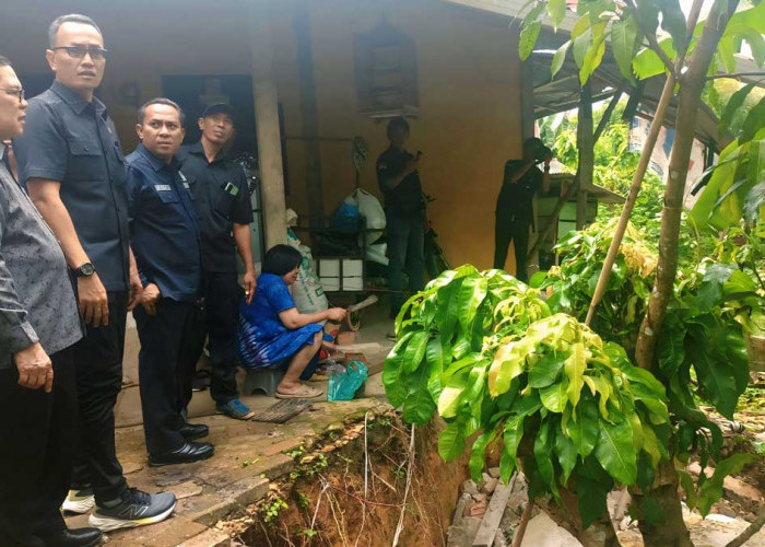 Respon Cepat Laporan Warga, Ketua DPRD Prabumulih Deni Victoria Tinjau Langsung Lokasi Longsor Karang Raja