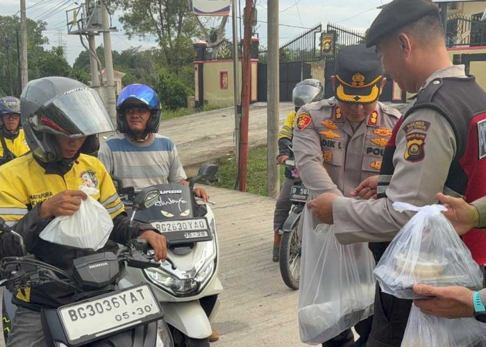 Senyum Bahagia Driver Ojol di Martapura Saat Disapa Langsung Kapolres OKU Timur Sambil Berbagi Takjil