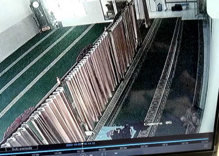  Terekam CCTV, Pencuri Sikat 4 Kotak Amal Masjid
