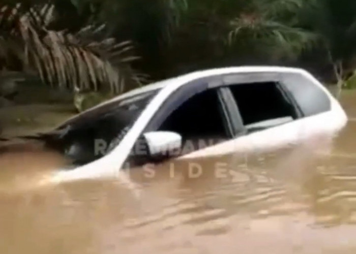 Terobos Banjir di Jalinteng Musirawas-Sekayu, Mobil Minibus ini Terseret Arus