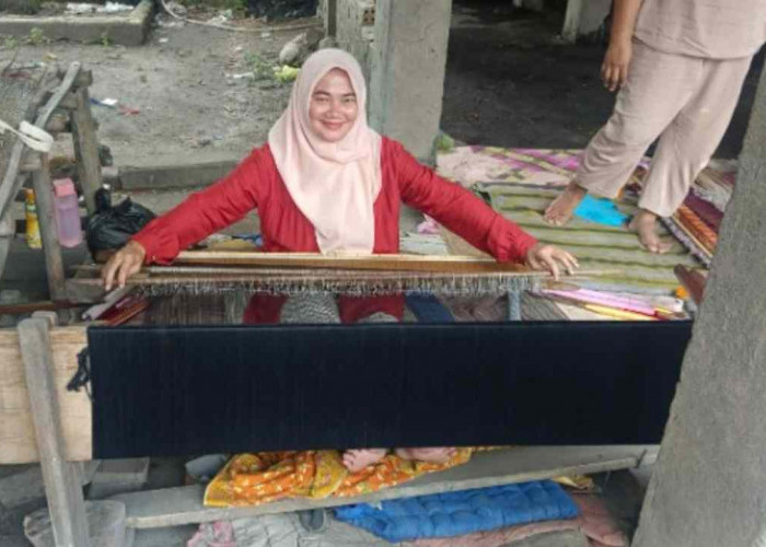 ‘Selamatkan’ Songket Marga Danau, Ini yang Dilakukan Tim Pengabdian Unsri di Pedamaran OKI