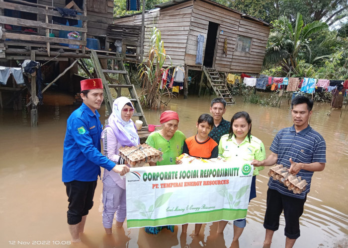  Warga Terdampak Banjir di Tungkal Jaya Dapat Bantuan Pemkab Muba dan Perusahaan 