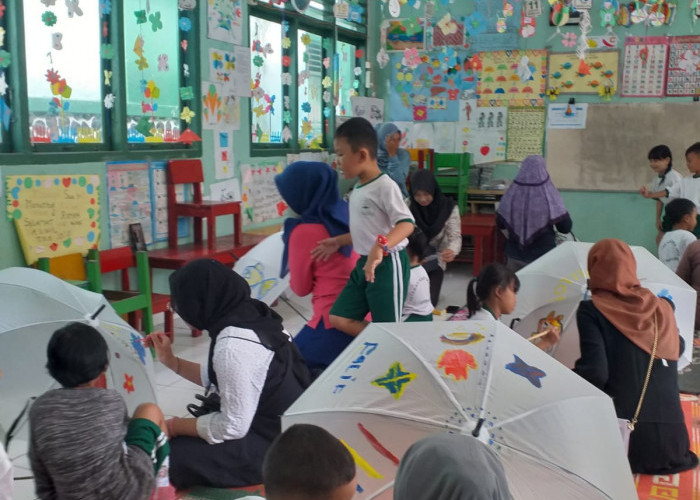 Asyiknya Siswa TK di Lahat Melukis di Payung, Ini Loh Manfaatnya Bagi Anak-anak