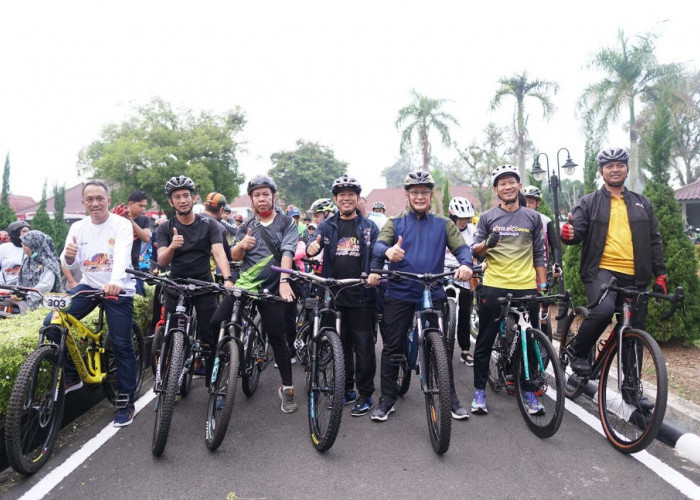 Meriahkan HUT OKU Teddy Ajak Komunitas Sepeda Gowes Bareng