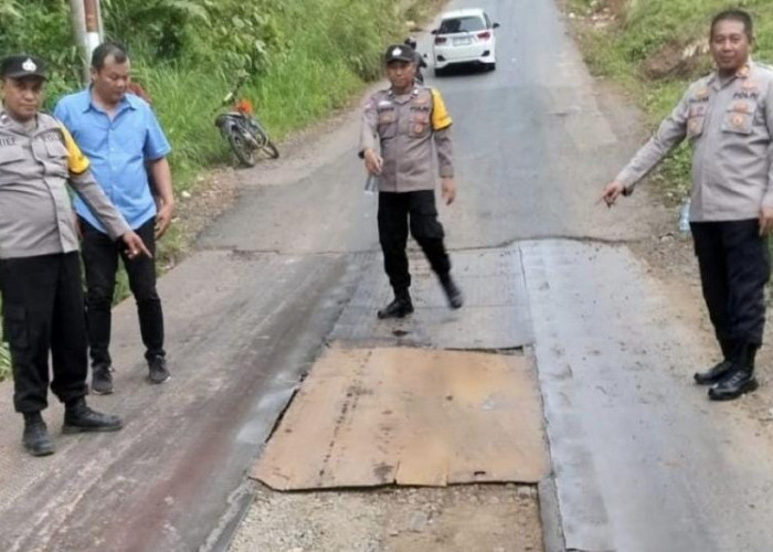 Cegah Kecelakaan Berulang, Polisi Perbaiki Jembatan Rusak di BTS Ulu Musi Rawas