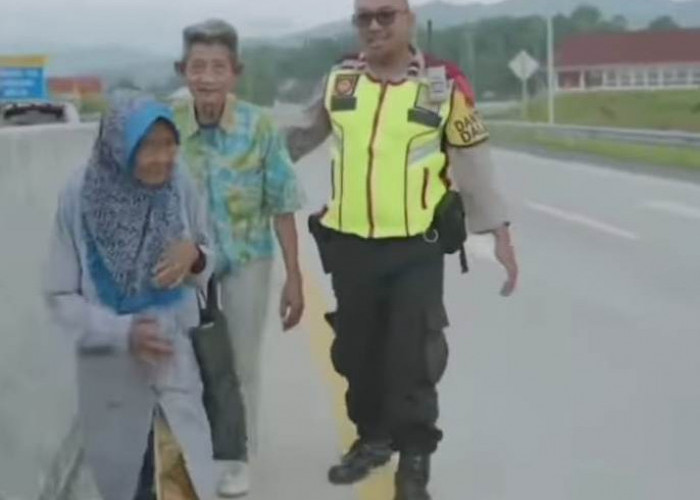 Bikin Haru, Pasangan Kakek Nenek Ini Jalan Kaki Puluhan Kilometer Untuk Menemui Sang Cucu
