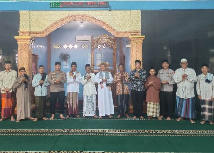 Gelar Jumat Keliling, Kapolsek Sanga Desa Pererat Silaturahmi dengan Warga