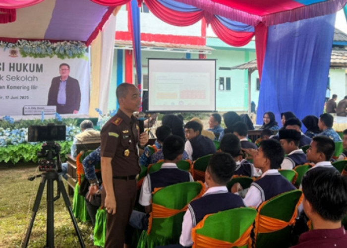 Sambangi Sekolah di Petir, Kajari OKI Minta Siswa Jauhi Narkoba dan Judol