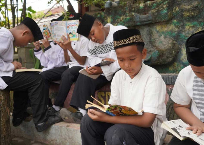 Dukung Pendidikan Inklusif dan Berkelanjutan, PTBA Salurkan Beasiswa Ayo Sekolah