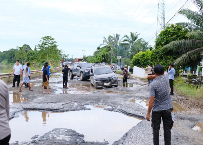Dihadapan Gubernur Sumsel dan Bupati Muba, Kendaraan Pribadi Adu Offroad di Jalan Negara