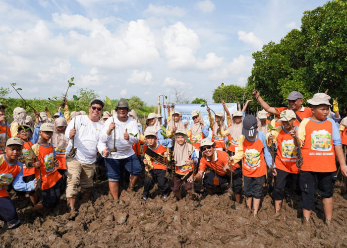 PLN Icon Plus Kenalkan Pelestarian Pesisir kepada Generasi Muda melalui Penanaman Mangrove