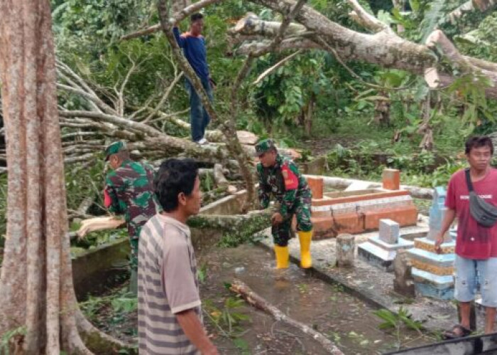 Angin Puting Beliung Terjang Kabupaten OKI, Babinsa Koramil Kayuagung Langsung Evakuasi Warga