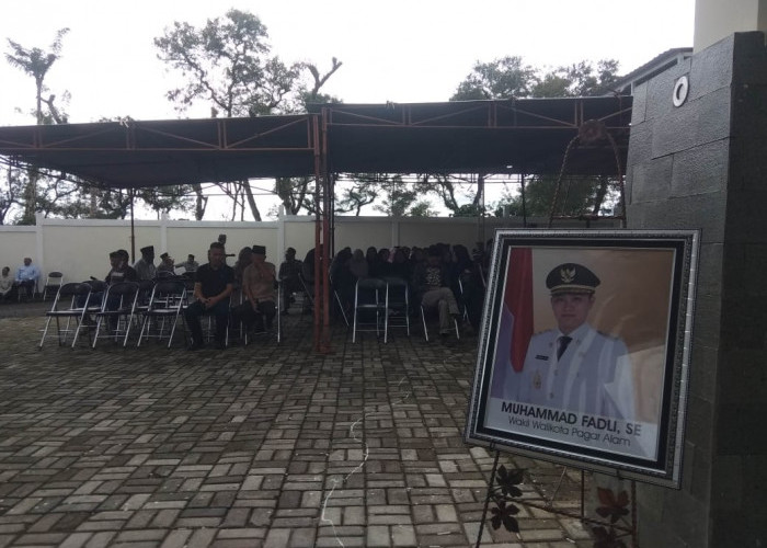 Warga Setia Menunggu Upacara Pelepasan Wakil Wali Kota Pagar Alam, Alfian Maskoni Jadi Irup