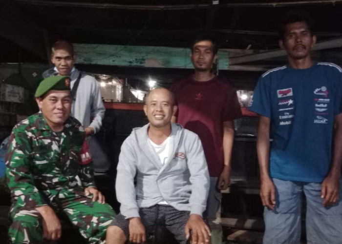 TNI-Polri Kompak! Babinsa Koramil Pendopo dan Polsek Masuk Gang Sempit Kawal Warga Ronda Malam