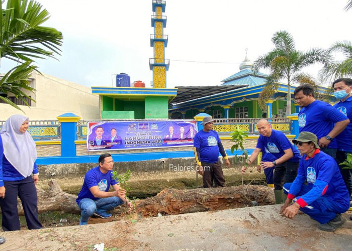Gerakan Langit Biru Sambut HUT ke-25 Demokrat, DPC Palembang Bersihkan Drainase dan Tanam Pohon