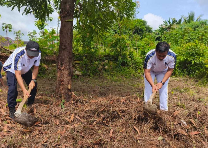 Bikin Ibadah Makin Khusyuk, Karutan Baturaja Pimpin Langsung Aksi Bersih-Bersih Musholla Babussalam