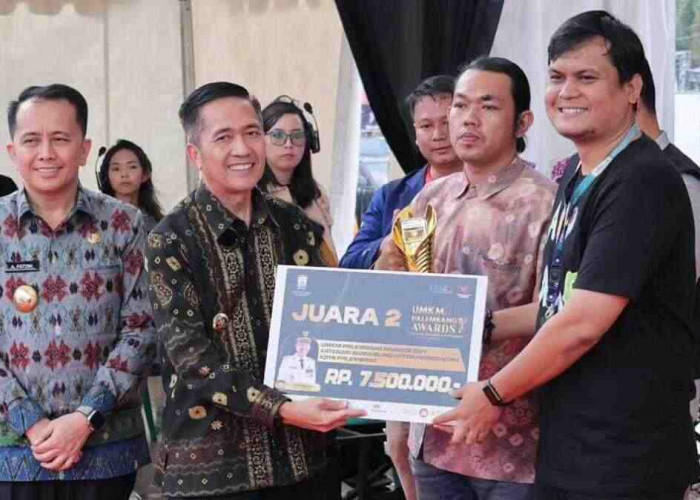 Pj Walikota Palembang Ratu Dewa Beri Bantuan Permodalan di Puncak UMKM Palembang Awards 2024