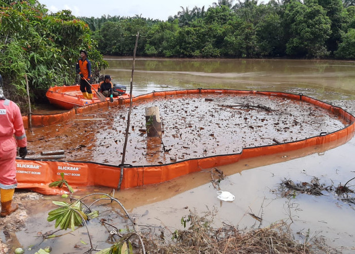 2 Metode Ini yang Dilakukan Tim Gabungan Bersihkan Sungai Dawas Terdampak Ilegal Drilling di Musi Banyuasin