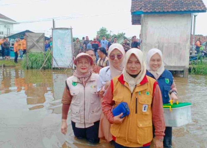 19 Fasyankes Muba Terendam Banjir, Nakes Naik Perahu Obati Warga