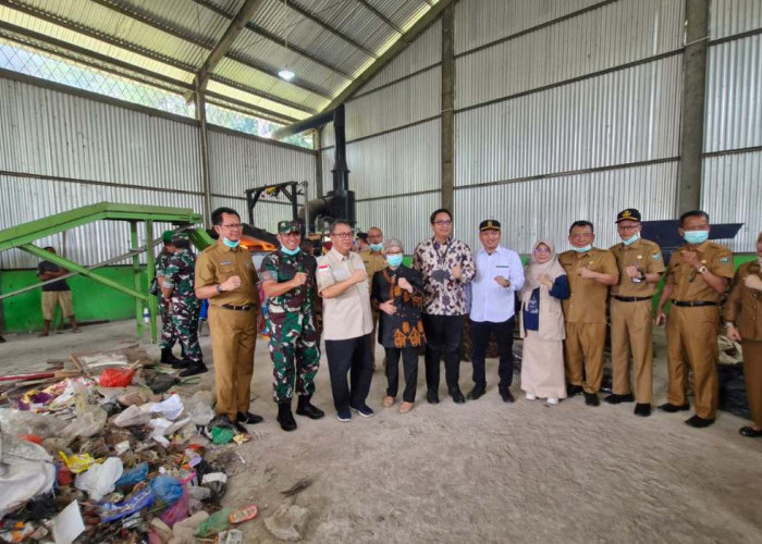 Muara Enim Dapat Bantuan Mesin Pemusnah Sampah dari PTBA