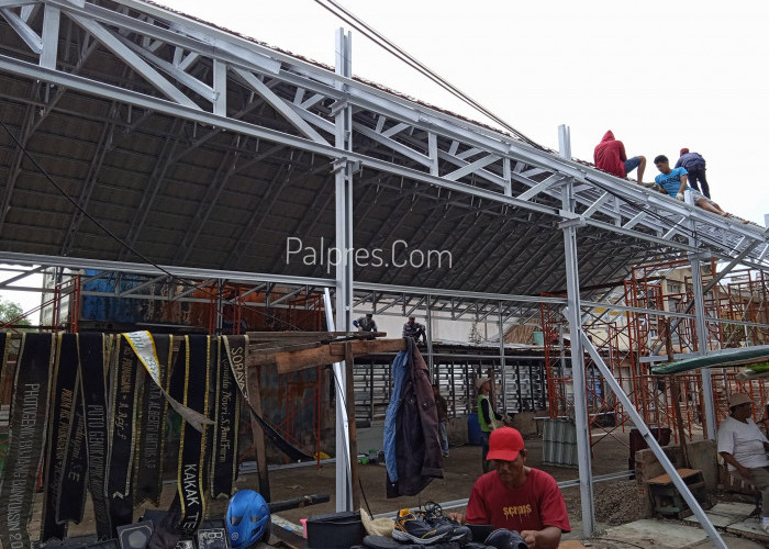 Para pekerja sedang membangun rangka atap baja Pasar Cinde Palembang, Sumatera Selatan, Rabu ( 4 / 1 ) untuk di gunakan kembali pedagang berjualan pasca kebakaran di tanggal 27 Nov 2022 kemarin. Foto : Alhadi Farid / Palpres. Com