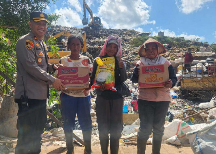 Blusukan ke Kampung Pemulung TPA Sukawinatan, Kapolsek Kompol Alex Andriyan Kejutkan Ratusan Pekerja